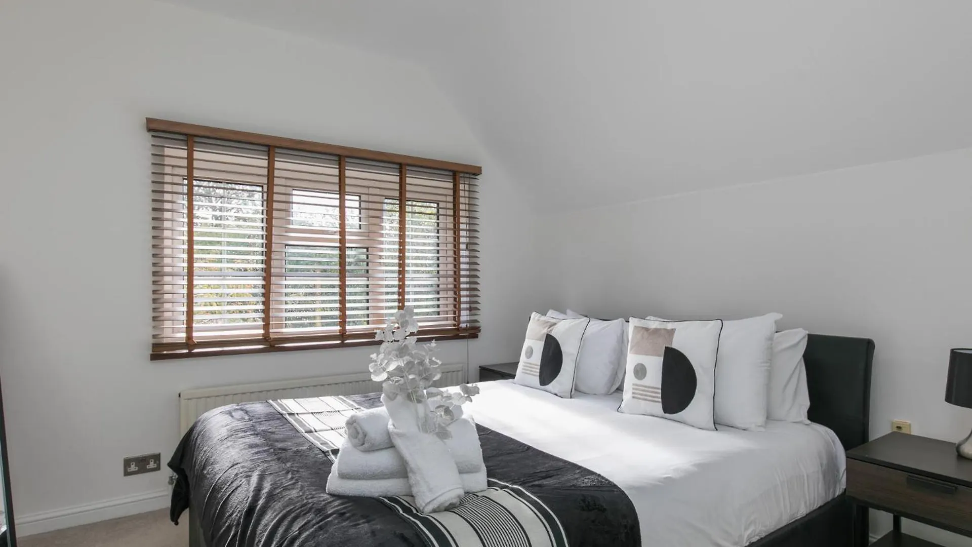 Pass The Keys Spacious Home In Picturesque Village Of Wraysbury 0*,