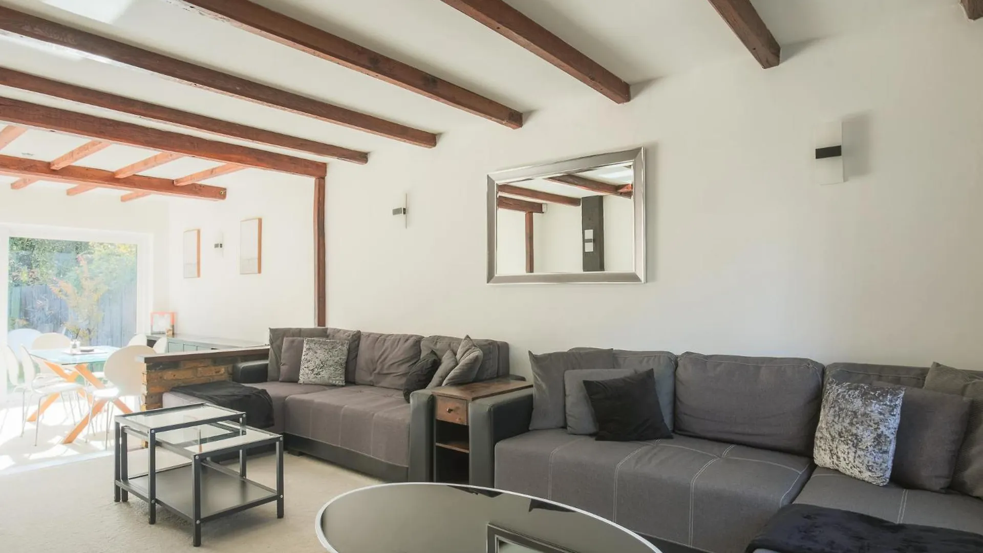 Pass The Keys Spacious Home In Picturesque Village Of Wraysbury