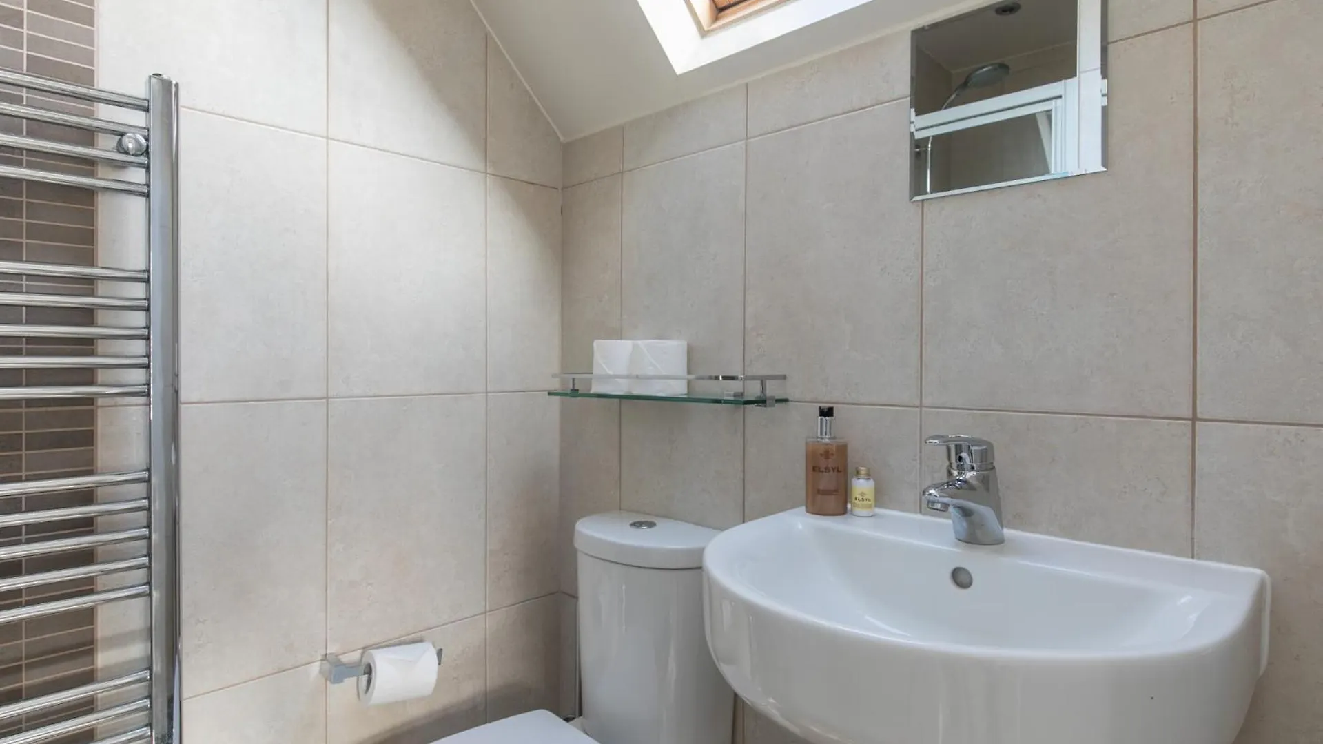 Pass The Keys Spacious Home In Picturesque Village Of Wraysbury 0*,  United Kingdom