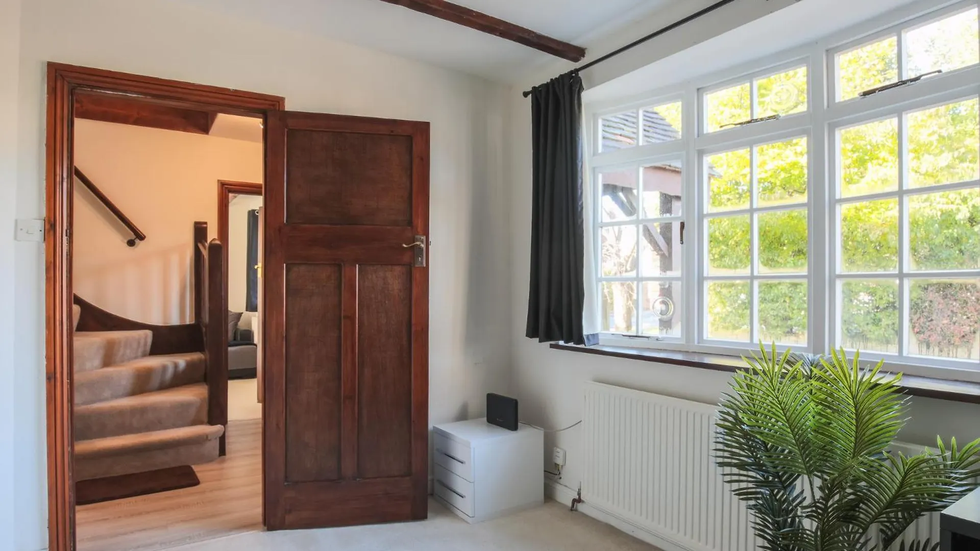 Pass The Keys Spacious Home In Picturesque Village Of Wraysbury