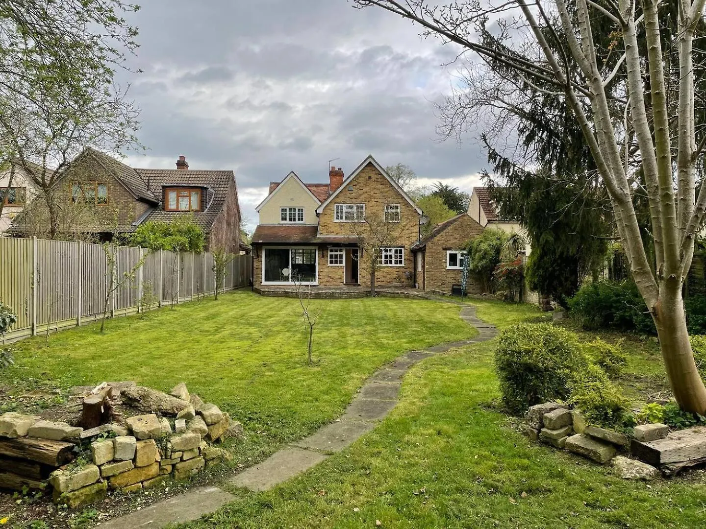 Pass The Keys Spacious Home In Picturesque Village Of Wraysbury