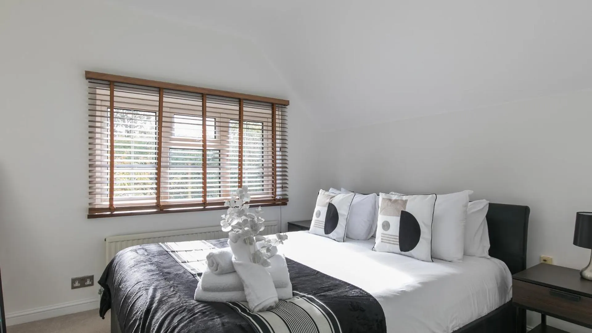 Pass The Keys Spacious Home In Picturesque Village Of Wraysbury